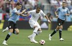 MŚ Rosja 2018. Ćwierćfinał: Urugwaj-Francja: Matias Vecino i Kylian Mbappe
