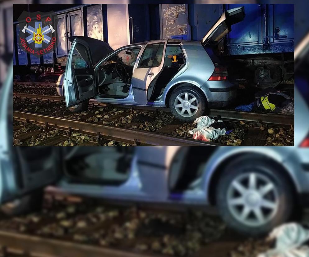 Koszmarny wypadek na torach pod Radomiem! Pociąg huknął w volkswagena. W środku pięcioro nastolatków [ZDJĘCIA]