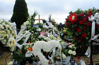 Makabryczna śmierć 18-latka. Jego grób tonie w kwiatach