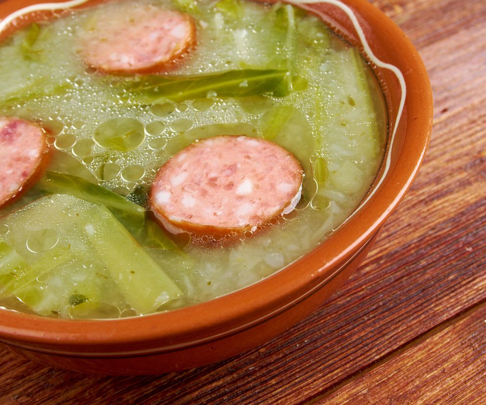 Portugalska zupa z kapusty i chorizo: przepis na caldo verde