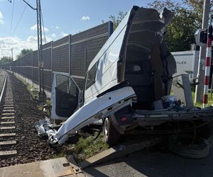 Dostawczak wjechał pod pociąg! Ogromne utrudnienia na kolei