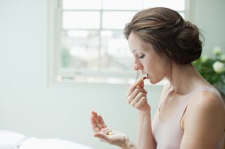 Wielu Polaków w grupie ryzyka. Ten lek powoduje niedobór kluczowej witaminy