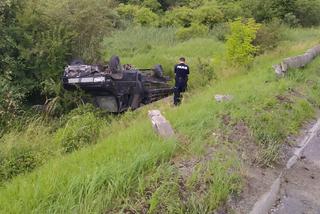 Dachowanie auta w Strzelcach! Za kierownicą pijany mężczyzna z zakazem kierowania 