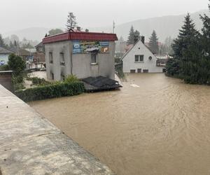 Bardo zatopione. Ulice toną, nie ma prądu, są problemy z siecią