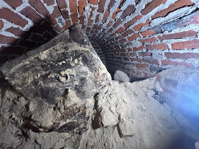 Pierwsze odkrycia w tajemniczej krypcie w Kazimierzu Biskupim