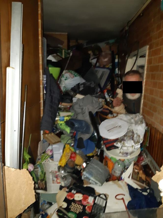 Inowrocław. Śmieci wypełniały mieszkanie po brzegi. Lokator zaatakował policjantów