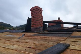 Jedlina-Zdrój. Wybuch gazu w mieszkaniu w budynku wielorodzinnym. Dwie osoby poparzone [ZDJĘCIA].