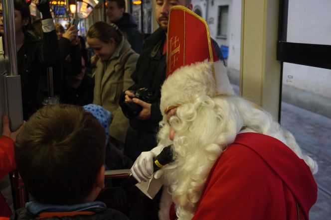 Mikołajkowy tramwaj przejechał przez Kraków