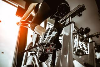 Na rowerze stacjonarnym lepiej spalisz tłuszcz z brzucha? Trener personalny wyjaśnia