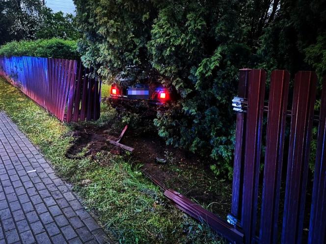 Kierowca bmw z Hajnówki wsiadł za kółko i wjechał w płot [ZDJĘCIA]