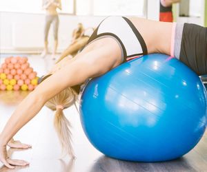Fit ball podbija kluby fitness. Poznaj zalety ćwiczeń z piłką 