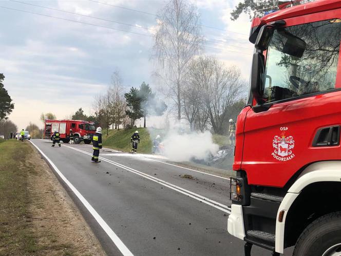 Podlaskie. Pożar auta na DK 65. Kierowcę i pasażera uratował policjant