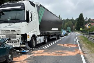  Skoda zmiażdżona po zderzeniu z ciężarówką. Wypadek we Frysztaku 