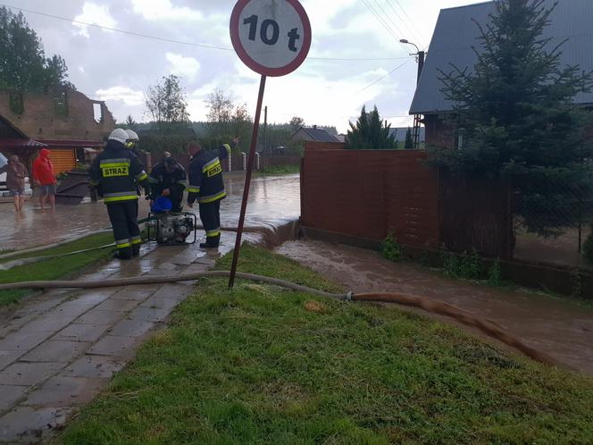 Nawałnica w Krynkach. Ulice jak rzeki, a boisko jak jezioro [ZDJĘCIA]