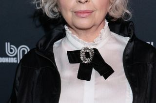 Violeta Arlak w zmysłowym stroju pokojówki