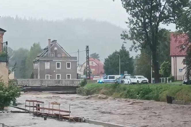 Lądek Zdrój i Stronie Śląskie zalewa woda. Dramatyczna sytuacja mieszkańców 