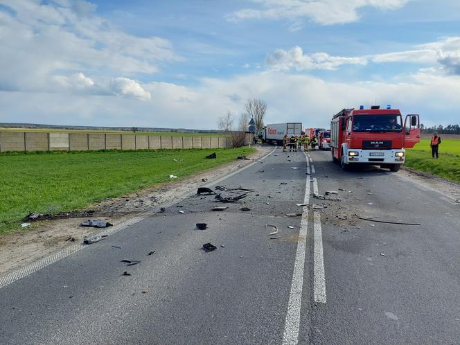 Zablokowana droga krajowa nr 9. TIR zderzył się z autem osobowym