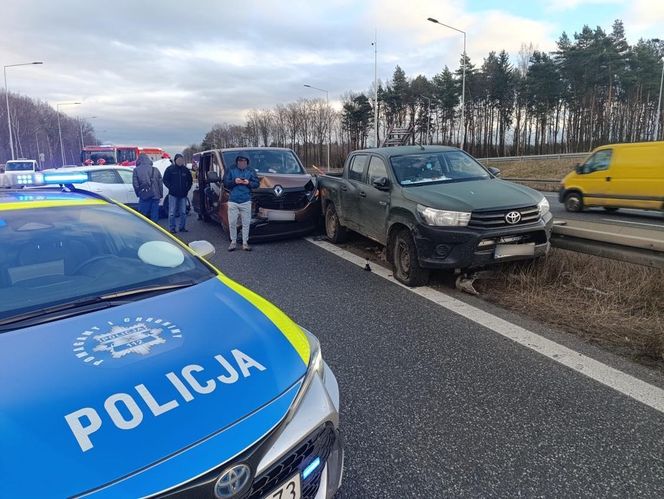 Karambol na autostradzie A4 na wysokości Zabrza. Zderzyły się cztery pojazdy. Poważne utrudnienia 