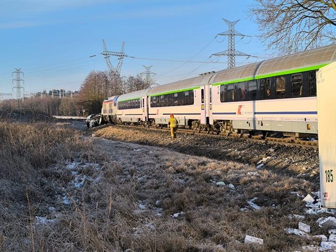   Tir zderzył się z pociągiem osobowym. Trasa kolejowa Ełk-Białystok zablokowana