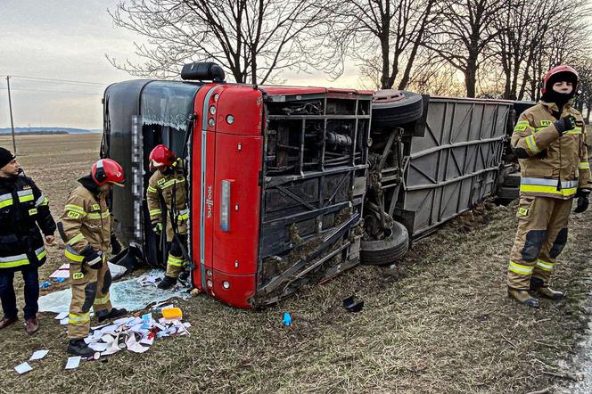 wypadek autokaru z uchodźcami