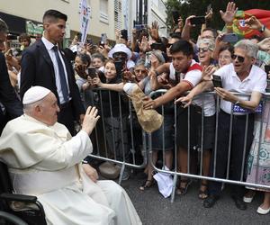 Papież na wózku inwalidzkim! Niepokojący stan zdrowia Franciszka