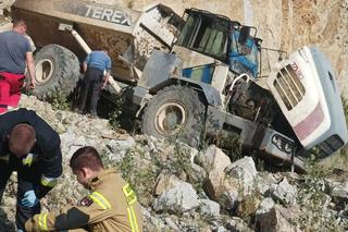 Potężne wozidło kopalniane spadło z urwiska. Chwile grozy w kamieniołomie
