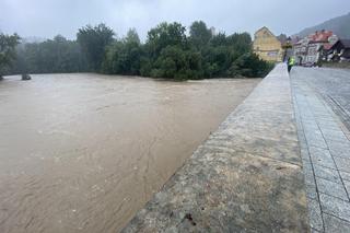 Bardo zatopione. Ulice toną, nie ma prądu, są problemy z siecią