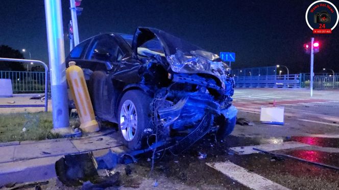 Auto spadło z kilku metrów na tory tramwajowe w Warszawie