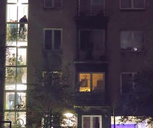 Furiat szalał na Mokotowie. Zrzucał meble na samochody