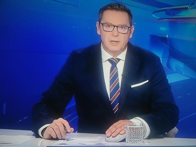 Michał Adamczyk, gwiazdor Wiadomości miał poważny wypadek. Próbują to maskować w Wiadomościach