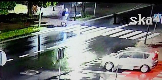 Zduńska Wola. 12-latka na hulajnodze potrącona na przejściu. W momencie wypadku nie miał kasku [ZDJĘCIA].