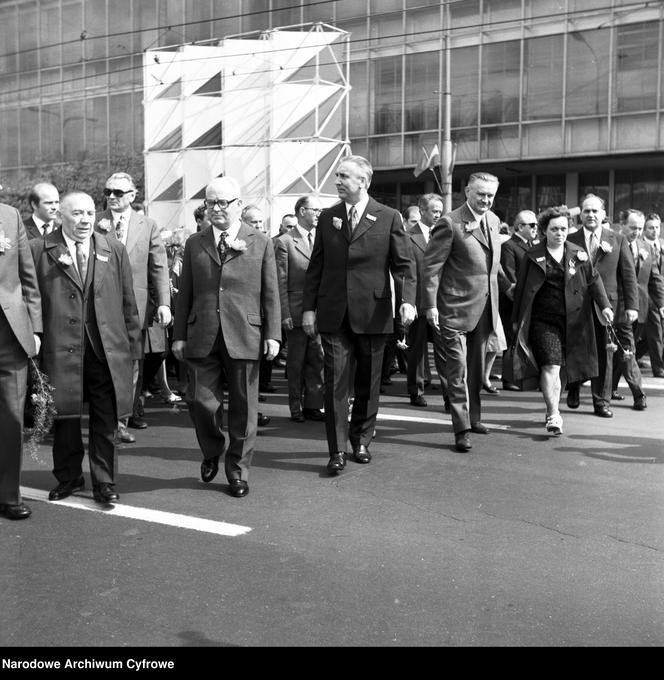 Fragment pochodu 1973. W pierwszym szeregu idą od lewej: NN, prof. Henryk Jabłoński, I sekretarz KC PZPR Edward Gierek, premier Piotr Jaroszewicz.