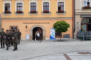 Służby na tarnowskim rynku