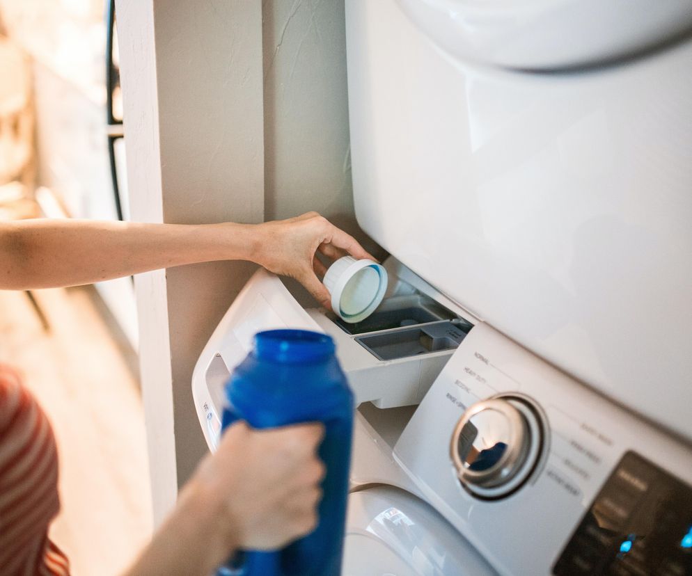 Chemiczka ostrzega przed płynem do płukania tkanin. „Serio, możesz zostawić komorę na płyn pustą”