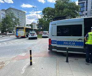 Część ciężarówki wpadła do autobusu. Ranna kierująca autobusem miejskim