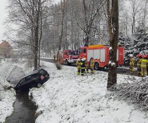 Polna. Opel uderzony przez inny samochód wpadł do potoku