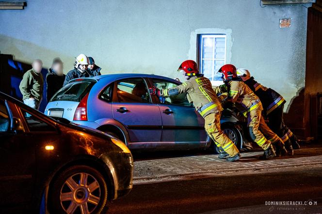 Jeden wjechał samochodem w dom, drugi w mur i dachował