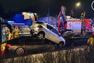 Karambol w Warszawie. Jedno auto na dachu drugiego. Pięć pojazdów zniszczonych