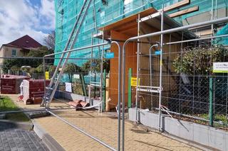 Blacha z dachu spadła na grupę przedszkolaków. Mogło dojść do tragedii!