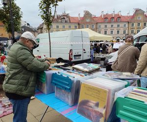 Wyjątkowe antyki ponownie zagościły na Placu Zamkowym w Lublinie. Tak wygląda wrześniowa Lubelska  Giełda Staroci [GALERIA]