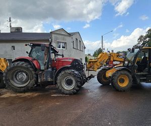 Traktor uderzył w auto i wjechał w budynki! Groźny wypadek pod Grudziądzem [ZDJĘCIA]