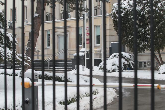 Pocisk z granatnika rozsadził strop budynku Komendy Głównej Policji. Komendant trafił do szpitala. Czasowo stracił słuch