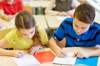Koniec dyktand, jakie znamy. Od 2026 roku wchodzą nowe zasady polskiej pisowni