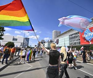 Parada Równości przeszła ulicami Warszawy. Tłumy uczestników