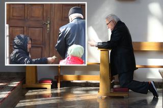 Lech Wałęsa w nabożnym nastroju daje pieniądze dziewczynce pod kościołem