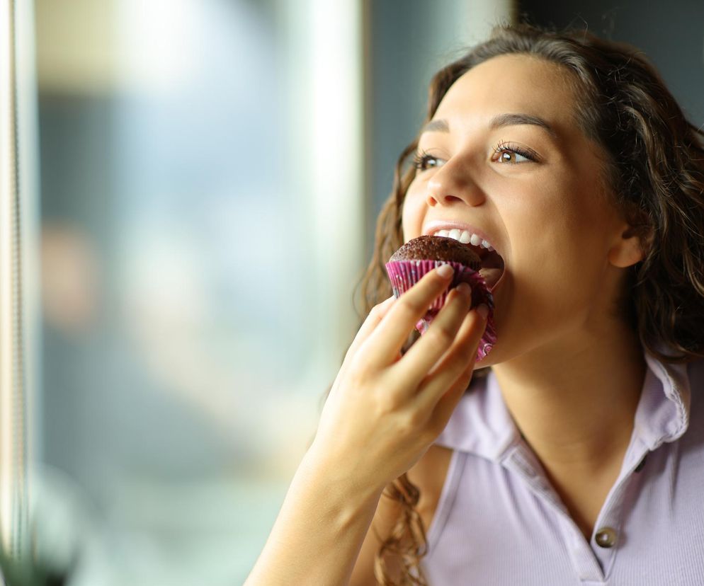 Tak organizm daje znać, że przesadzasz z cukrem. 3 ważne sygnały, a jeden widoczny nocą