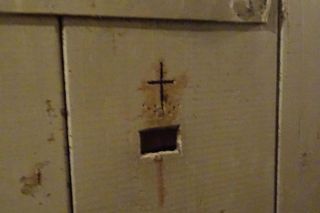 Inskrypcje więźniów w piwnicach na Pradze-Północ