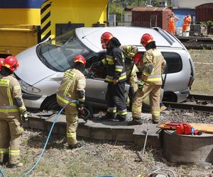 Kontrolowane zderzenie pociągu z osobówką
