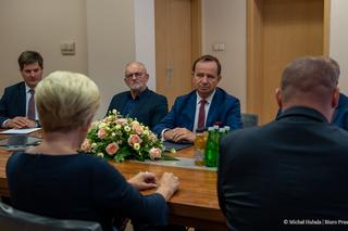 Agata Duda cichaczem odwiedza Rzeszów, a marszałek Ortyl wita ją bukietem róż 