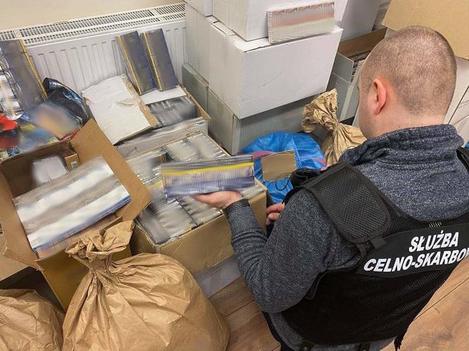 12 tys. paczek papierosów, 42 kg krajanki i 21 tysięcy schowanych w... pralce! To wynik akcji KAS pod Przeworskiem 